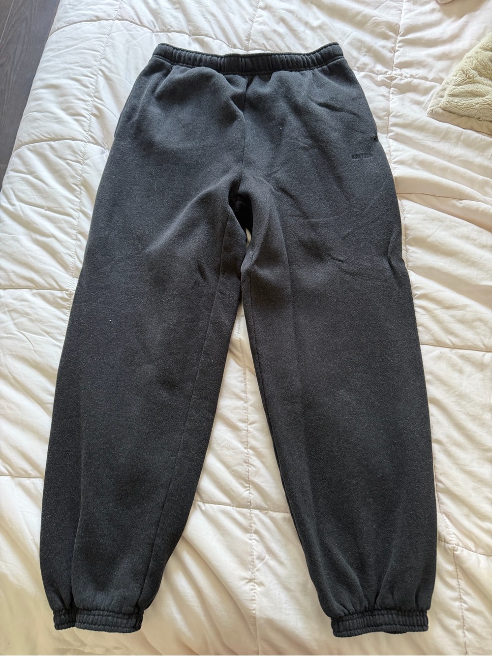 Aritzia women’s cuffed sweatpants